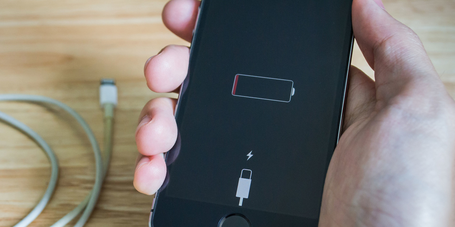 
A new low-power system will turn devices on when needed, extending battery life of small electronics. | iStock/Wachiwit