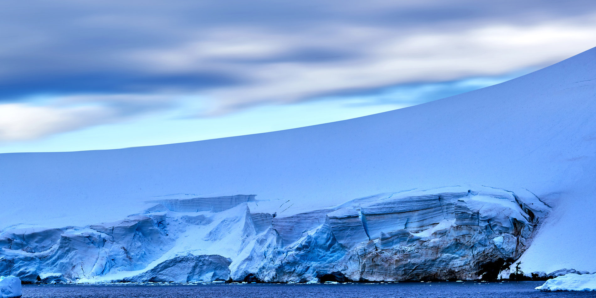 Photo of a glacier cross section in Antarctica.